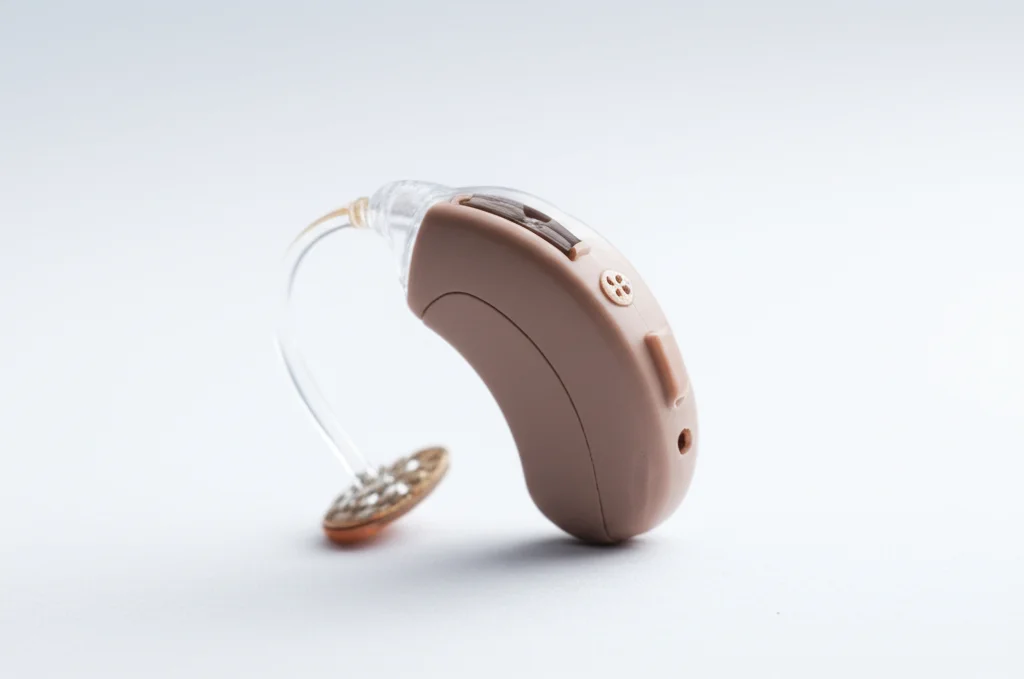 Immagine macro ad alta definizione di un impianto cocleare moderno, con dettagli precisi dei componenti elettronici e del design ergonomico, su uno sfondo neutro e pulito, illuminazione da studio per enfatizzare la tecnologia, obiettivo macro 100mm.