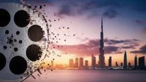 Un'immagine concettuale che rappresenta la trasformazione digitale nel cinema emiratino: una pellicola cinematografica tradizionale che si dissolve in pixel digitali, con sullo sfondo lo skyline moderno di Dubai o Abu Dhabi al tramonto. Wide-angle, 15mm, long exposure, smooth clouds, sharp focus.
