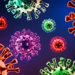 Un'immagine concettuale che rappresenta il virus SARS-CoV-2 con diverse varianti colorate che fluttuano attorno a una stilizzazione del sistema immunitario di un bambino. Illuminazione drammatica con contrasti, obiettivo macro 90mm per dettaglio sul virus, sfondo scuro per far risaltare gli elementi. Simboleggia la complessità della MIS-C e le varianti virali.