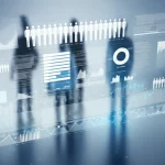 Un'immagine concettuale che rappresenta strati di dati analizzati, con figure umane stilizzate sullo sfondo a simboleggiare le popolazioni vulnerabili. Uso di un obiettivo prime da 24mm, toni duotone blu e grigio, con un effetto di profondità di campo per mettere a fuoco i dati in primo piano.