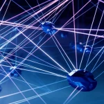 Visualizzazione artistica di una rete di comunicazione quantistica tra agenti multipli (droni stilizzati) connessi da fasci di luce entangled su uno sfondo tecnologico astratto. Obiettivo prime 35mm, profondità di campo per focalizzare sulla rete centrale, toni blu e viola duotone per un'atmosfera futuristica.