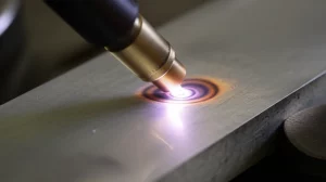 Primo piano fotorealistico di una saldatura TIG impeccabile su una lastra sottile di alluminio 5083. Obiettivo macro 85mm, alta definizione, illuminazione controllata che esalta la texture ondulata del cordone di saldatura e la lucentezza del metallo. Si intravede la torcia TIG sfocata sullo sfondo, luce arco brillante.