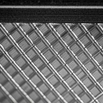 Lenti macro, 100 mm, dettagli elevati, messa a fuoco precisa, illuminazione controllata, che mostra una serie di nanoantennas a semiconduttore plasmonico progettate con progettazione su un chip, con sottili interazioni di luce che segnavano a effetti ottici non lineari. I nanoantennali sono disposti in un modello periodico e il materiale a semiconduttore ha una leggera lucentezza.