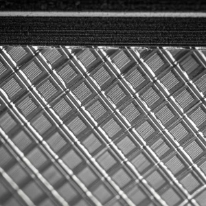 Lenti macro, 100 mm, dettagli elevati, messa a fuoco precisa, illuminazione controllata, che mostra una serie di nanoantennas a semiconduttore plasmonico progettate con progettazione su un chip, con sottili interazioni di luce che segnavano a effetti ottici non lineari. I nanoantennali sono disposti in un modello periodico e il materiale a semiconduttore ha una leggera lucentezza.