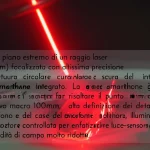 Primo piano estremo di un raggio laser rosso (638nm) focalizzato con altissima precisione sull'apertura circolare scura del microfono MEMS integrato in uno smartphone moderno. La luce ambientale è soffusa e scura per far risaltare il punto luminoso del laser. Obiettivo macro 100mm, alta definizione dei dettagli del microfono e del case del telefono, illuminazione controllata per enfatizzare l'interazione luce-sensore, profondità di campo molto ridotta.
