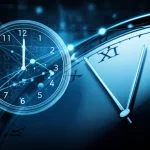 Rete neurale astratta e luminosa che si intreccia con le lancette e i numeri di un orologio stilizzato e trasparente, fluttuante su uno sfondo digitale blu scuro con linee di codice debolmente visibili. Prime lens 50mm, profondità di campo ridotta, illuminazione drammatica che evidenzia l'intersezione tra IA e tempo.
