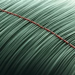 Immagine artistica e scientifica di ciglia motili vibranti sulla superficie cellulare, con un focus sulla proteina IFT140 evidenziata, utilizzando una lente macro da 90mm per dettagli estremi e un'illuminazione drammatica per enfatizzare il movimento e la complessità cellulare.