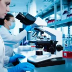 Immagine concettuale di un laboratorio di ricerca oncologica, con un microscopio in primo piano e scienziati che analizzano campioni di tessuto tumorale del colangiocarcinoma. Macro lens, 85mm, illuminazione controllata e precisa, alta definizione dei dettagli per evidenziare la strumentazione scientifica e l'ambiente di ricerca.