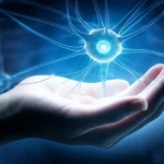 Un'immagine concettuale fotorealistica che simboleggia la speranza nella ricerca sulla SLA: una mano che protegge delicatamente una cellula neurale luminosa, con uno sfondo astratto che richiama le connessioni neurali. Prime lens, 35mm, depth of field, duotone blu e grigio.
