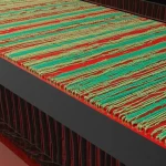 Immagine concettuale di una struttura nanoscopica di Lu2FeMnO6 funzionalizzata con nanotubi di carbonio, visualizzata al microscopio elettronico, high detail, 100mm macro lens, con enfasi sulla complessa architettura tridimensionale e sull'interazione tra i materiali per l'accumulo di energia elettrochimica. L'illuminazione è controllata per evidenziare le texture e i dettagli superficiali.