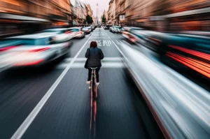 Immagine fotorealistica che simboleggia la privacy della posizione digitale, una persona che cammina in una strada trafficata di città vista da leggermente sopra, la loro impronta digitale rappresentata da una scia di sbiadimento e leggermente sfocata dietro di loro, mentre altri percorsi digitali sono taglienti, lenti primarie, 35 mm, profondità del campo, catturando l'essenza del modello LSPPM-Si selettivamente anonimi di traiettoria in mezzo a una mare di informazioni.