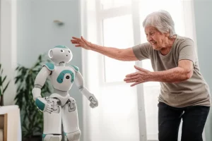 Un robot umanoide amichevole (simile a Nao) che dimostra un esercizio di ginnastica a una persona anziana sorridente in un ambiente domestico luminoso e confortevole. Prime lens, 35mm, depth of field, colori caldi e accoglienti, interazione uomo-robot positiva.