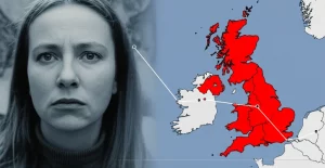 Un collage di immagini: a sinistra, un primo piano del volto ansioso di una persona della classe lavoratrice britannica (obiettivo 35mm, duotone blu e grigio); a destra, una mappa stilizzata del Regno Unito con le aree del 'Red Wall' evidenziate in rosso; sovrapposto, un grafico che mostra un trend stabile o crescente nel supporto a politiche redistributive.