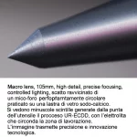 Macro lens, 105mm, high detail, precise focusing, controlled lighting, scatto ravvicinato di un micro-foro perfettamente circolare praticato su una lastra di vetro sodo-calcico. Si vedono minuscole scintille generate dalla punta dell'utensile durante il processo UR-ECDD, con l'elettrolita che circonda la zona di lavorazione. L'immagine trasmette precisione e innovazione tecnologica.