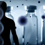 Immagine concettuale fotorealistica che mostra una silhouette umana stilizzata con una doppia elica di DNA visibile all'interno del torace, sovrapposta a micobatteri della tubercolosi fluttuanti e fiale di farmaci anti-TNF sullo sfondo. Illuminazione drammatica laterale, obiettivo prime 35mm, profondità di campo che sfoca lo sfondo, toni freddi blu e grigi duotone per un'atmosfera clinica e scientifica.