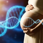 Lence Prime, 35 mm, profondità di campo, una donna incinta di speranza che si tocca delicatamente la pancia, con una rappresentazione artistica sottile di fili di DNA intrecciati con la luce sullo sfondo, simboleggia il legame genetico con la salute della gravidanza. Illuminazione calda e morbida.