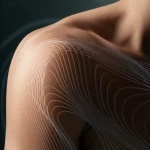 Immagine fotorealistica in primo piano di una spalla umana con sovrapposte linee grafiche che indicano i pattern di movimento PNF e onde che simboleggiano la riduzione del dolore. Obiettivo 50mm, profondità di campo, illuminazione drammatica ma chiara, concetto di guarigione e movimento ripristinato.