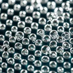 Primo piano di un elettrolizzatore avanzato con elettrodi organici (MEC-2) che producono bolle di ossigeno, simbolo di energia pulita e innovazione tecnologica nel campo della catalisi, illuminazione da studio per dettagli nitidi, focale 100mm macro, alta definizione.