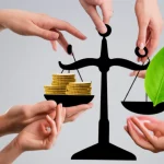 Un'immagine concettuale che rappresenta l'equilibrio tra responsabilità fiscale e sostenibilità aziendale. Una bilancia stilizzata: su un piatto monete dorate (tasse), sull'altro una foglia verde brillante (sostenibilità). Diverse mani, alcune chiaramente femminili, sostengono delicatamente la bilancia, mantenendola in equilibrio. Sfondo neutro e moderno. Lente prime 50mm, luce naturale morbida e diffusa, colori vividi ma realistici, profondità di campo media per mantenere a fuoco sia la bilancia che le mani.