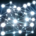 Visualizzazione concettuale di una struttura di governance a rete, luminosa e dinamica, che emerge da uno sfondo scuro e caotico. Nodi brillanti rappresentano gruppi decisionali, connessi da linee di luce che indicano flusso di informazioni e sovrapposizioni. Stile wide-angle 10mm, sharp focus sulla rete centrale, effetto bokeh sullo sfondo per simboleggiare l'ordine emergente dalla complessità.