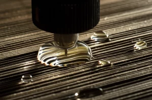 Fotografia macro di gocce d'acqua sullo xilema esposto di un tronco di kiwi dove è stato installato un microtensiometro, obiettivo macro 105mm, alta definizione, illuminazione laterale drammatica che evidenzia la tensione superficiale dell'acqua e la struttura del legno, messa a fuoco selettiva sul punto di contatto tra sensore e legno umido.