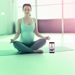 Una donna incinta che fa yoga in un ambiente sereno e luminoso, con uno smartphone accanto che mostra un'app per il fitness. Prime lens, 35mm, depth of field, colori pastello duotone (rosa e verde acqua).