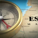 Immagine fotorealistica di una bussola che punta verso la sigla 'ESG' su una mappa stilizzata del Marocco, simboleggiando la direzione strategica verso la sostenibilità in un mercato emergente. Dettagli precisi, illuminazione drammatica che crea ombre definite, obiettivo macro 100mm per un focus selettivo sulla bussola e la mappa.