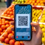 Immagine fotorealistica di una mano che utilizza uno smartphone per scansionare un QR code su una confezione di frutta fresca in un mercato locale in Oman, dettaglio elevato, lente macro 85mm, luce naturale filtrata, focus sullo schermo dello smartphone che mostra informazioni dettagliate sulla tracciabilità del prodotto (origine, data raccolta, trattamenti).
