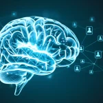 Una rappresentazione artistica e fotorealistica di un cervello digitale luminoso, con intricate connessioni neurali che si estendono verso una rete di dispositivi IoT e nodi edge computing fluttuanti, simboleggiando l'ottimizzazione intelligente dei servizi. Prime lens, 50mm, depth of field, duotone ciano e magenta, high detail.