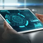 Un'interfaccia utente futuristica su un tablet che mostra una mappa interattiva con suggerimenti personalizzati di Punti di Interesse (POI). La scena è illuminata da luci soffuse, creando un'atmosfera tecnologica e accogliente. Lente prime, 35mm, profondità di campo per mettere a fuoco l'interfaccia.