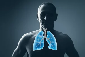 Immagine concettuale che mostra la silhouette di un uomo anziano con i polmoni evidenziati e fibre muscolari sovrapposte, a simboleggiare la connessione tra salute polmonare e massa muscolare. Stile fotorealistico con un leggero effetto duotone blu e grigio per un tocco medico-scientifico, obiettivo da 35mm, profondità di campo.
