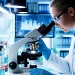 Un'immagine concettuale che rappresenta la ricerca sull'infertilità femminile: una scienziata osserva al microscopio campioni biologici in un laboratorio high-tech, con grafici di dati scientifici sullo sfondo. Macro lens, 100mm, high detail, precise focusing, controlled lighting.