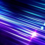 Immagine astratta e luminosa che rappresenta molecole di cristalli liquidi allineate simili a bastoncini che interagiscono con un fascio di luce colorata, creando effetti di diffrazione e polarizzazione. Colori predominanti blu elettrico e viola su uno sfondo scuro con effetto bokeh. Concetto di tecnologia display avanzata e fotonica. Alta risoluzione, stile moderno e tecnologico.