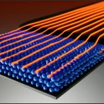 Visualizzazione artistica di un nanostrato con flussi di calore (fononi) che interagiscono in modo non lineare con le pareti e tra di loro. Macro lens, 100mm, high detail, precise focusing, con colori vivaci come arancione e blu che rappresentano l'energia termica e le sue deviazioni dal comportamento lineare in un ambiente high-tech.