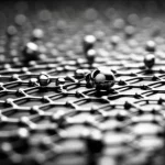Visualizzazione fotorealistica di nanoparticelle di ossido di grafene drogato con argento (GO:Ag) che interagiscono con una superficie di silicio p-Si, simboleggiando l'applicazione in interfacce nanoelettroniche. Illuminazione drammatica, profondità di campo, duotono nero e argento metallico. Obiettivo prime, 35mm, film noir style.