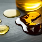 Fotografia macro ad alta definizione di gocce di oli essenziali diversi (rosmarino color ambra chiaro, origano dorato, chiodi di garofano marrone scuro) che si mescolano delicatamente su una superficie di ardesia scura, obiettivo macro 105mm, illuminazione controllata da studio che esalta i colori caldi, la viscosità e la texture oleosa, simboleggiando la sinergia e la potenza naturale.