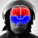 Immagine concettuale che affianca il volto stressato di un vigile del fuoco e quello di uno studente universitario, sovrapposti a una rappresentazione stilizzata del cervello con aree emotive (rosse, brillanti) e cognitive (blu, più strutturate) evidenziate e interconnesse. Obiettivo 50mm, profondità di campo media per mantenere entrambi i volti e il cervello a fuoco, illuminazione drammatica laterale che crea forti contrasti, bianco e nero con dettagli rossi e blu per enfatizzare le aree cerebrali.