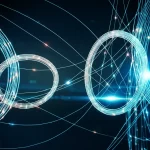 Immagine fotorealistica di una complessa rete di anelli luminosi interconnessi, che simboleggiano i percorsi dell'entanglement quantistico in una topologia multi-anello. Alcuni anelli sono distinti (R2R), altri si fondono e permettono passaggi (aR2aR). Luci brillanti simili a comete si muovono lungo gli anelli, rappresentando i qubit entangled. Sfondo scuro, astratto e tecnologico, con un leggero effetto lens flare. Obiettivo grandangolare 10mm, lunga esposizione per creare scie luminose dinamiche, messa a fuoco nitida sull'intera struttura.