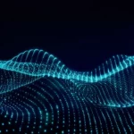 Visualizzazione artistica di onde sonore che si intersecano con reti neurali luminose su uno sfondo scuro, simboleggiando l'analisi vocale tramite intelligenza artificiale per la diagnosi medica. Obiettivo grandangolare 24mm, lunga esposizione per creare scie luminose, focus nitido sulle intersezioni.