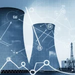 Immagine concettuale di una centrale nucleare stilizzata con simboli di atomi e grafici di ricerca scientifica sovrapposti, fotografia con obiettivo prime da 35mm, duotone blu e grigio, che rappresenta l'intersezione tra energia nucleare e studio epidemiologico sull'incidenza dei tumori.