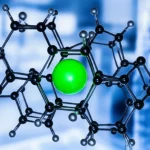 Immagine fotorealistica di un complesso di nichel(II) a base di acridina, visualizzato a livello molecolare con l'atomo di nichel (sfera verde brillante) al centro, coordinato da un legante organico complesso (la struttura dell'acridina con i suoi anelli ben definiti). Lo sfondo è un ambiente di laboratorio high-tech leggermente sfocato, con luci soffuse che creano un'atmosfera scientifica. Macro lens, 105mm, high detail, precise focusing, controlled lighting, colori vibranti per evidenziare la struttura del complesso.