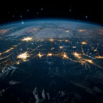 Immagine concettuale astratta che rappresenta l'intelligenza artificiale che analizza dati geospaziali complessi. Reti neurali luminose sovrapposte a una vista satellitare della Terra con aree evidenziate che mostrano cambiamenti nel tempo. Obiettivo macro 90mm per dettagli intricati delle connessioni neurali, illuminazione controllata per enfatizzare la tecnologia futuristica, stile cinematografico con colori vibranti.