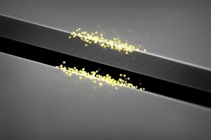 Immagine concettuale fotorealistica che illustra l'interazione Casimir-Polder su scala nanometrica, con particelle ipotetiche come gli assioni visualizzate debolmente tra due superfici vicine. Obiettivo macro 90mm, profondità di campo ridotta, illuminazione drammatica laterale, alta definizione sui dettagli delle superfici.