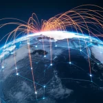 Un'immagine concettuale che fonde una visualizzazione di dati climatici globali con una rete neurale stilizzata, simboleggiando l'applicazione dell'IA all'analisi meteorologica per i derivati finanziari. Obiettivo prime 35mm, profondità di campo, toni blu e arancio per contrasto.
