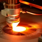 Fotografia macro, obiettivo 90mm, del processo di rivestimento laser Ni-WC su acciaio Q235, con il rullo sincronizzato visibile vicino al bagno fuso incandescente; illuminazione controllata, alta definizione per mostrare la texture metallica e le scintille.