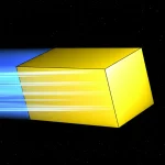 Illustrazione artistica dell'effetto Terrell-Penrose: un cubo che sfreccia a velocità prossime a quelle della luce appare ruotato anziché contratto in una foto istantanea. Stile fotorealistico, obiettivo zoom 35mm, profondità di campo, colori vibranti.