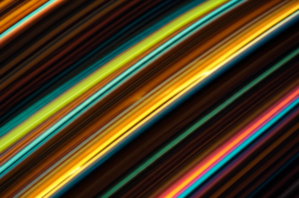 Visualizzazione artistica di un flusso complesso governato da equazioni differenziali, con pattern emergenti e colori vibranti che rappresentano la soluzione numerica, obiettivo grandangolare 10-24mm, lunga esposizione per catturare il movimento fluido e la dinamica temporale, focus nitido sui dettagli intricati della soluzione.