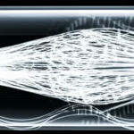 Immagine concettuale, obiettivo 35mm, stile film noir con duotono blu e grigio, che mostra un fascio di elettroni stilizzato emesso da nanotubi di carbonio all'interno di un tubo a onda progressiva Terahertz miniaturizzato, con onde elettromagnetiche che si propagano.