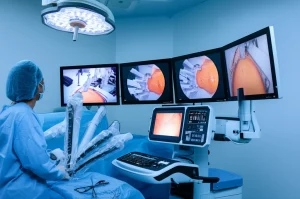 Fotografia realistica di una sala operatoria high-tech durante un intervento di chirurgia colorettale robotica, vista dal punto di vista del chirurgo sulla console, schermi luminosi con immagini endoscopiche, bracci robotici in azione, obiettivo 24mm, luce focalizzata sull'area operatoria.