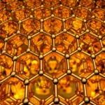Illustrazione fotorealistica di un singolo atomo di Platino (Pt) fortemente ancorato a una monovacanza su un foglio di grafene (GRm). L'atomo metallico è luminoso e interagisce visibilmente con i tre atomi di carbonio circostanti il difetto. La struttura esagonale del grafene si estende sullo sfondo. Effetto macro con lente 90mm, alta definizione, illuminazione drammatica che evidenzia l'interazione atomica forte, simboleggiando la stabilità e reattività dei catalizzatori a singolo atomo su grafene modificato.